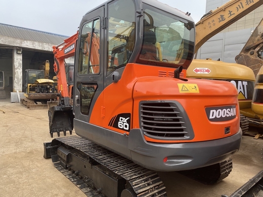 6 tấn nguyên bản sử dụng Doosan DX60 Excavator Crawler với công suất động cơ 39,7KW và dung lượng xô 0,21m3